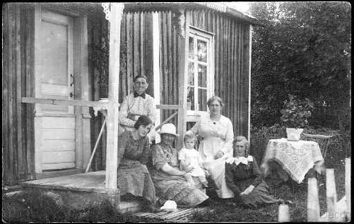 Image-7.jpg - Maria Norbergs hem i Råneå har besök av döttrarna Hildur Sjöberg (vit hatt) med sonen Bo-Erik och Matilda Adolfsson med döttrarna Lisa till vänster och Berta till Höger  Maria sitter längst bak. Foto: 1920